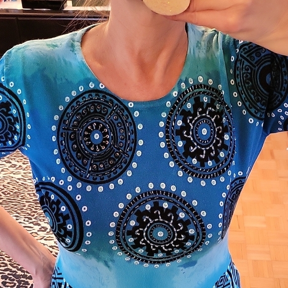 LIKE NEW! Multi-shade Blue Abstract Patterned Knit & Beaded Top, M - Picture 5 of 13